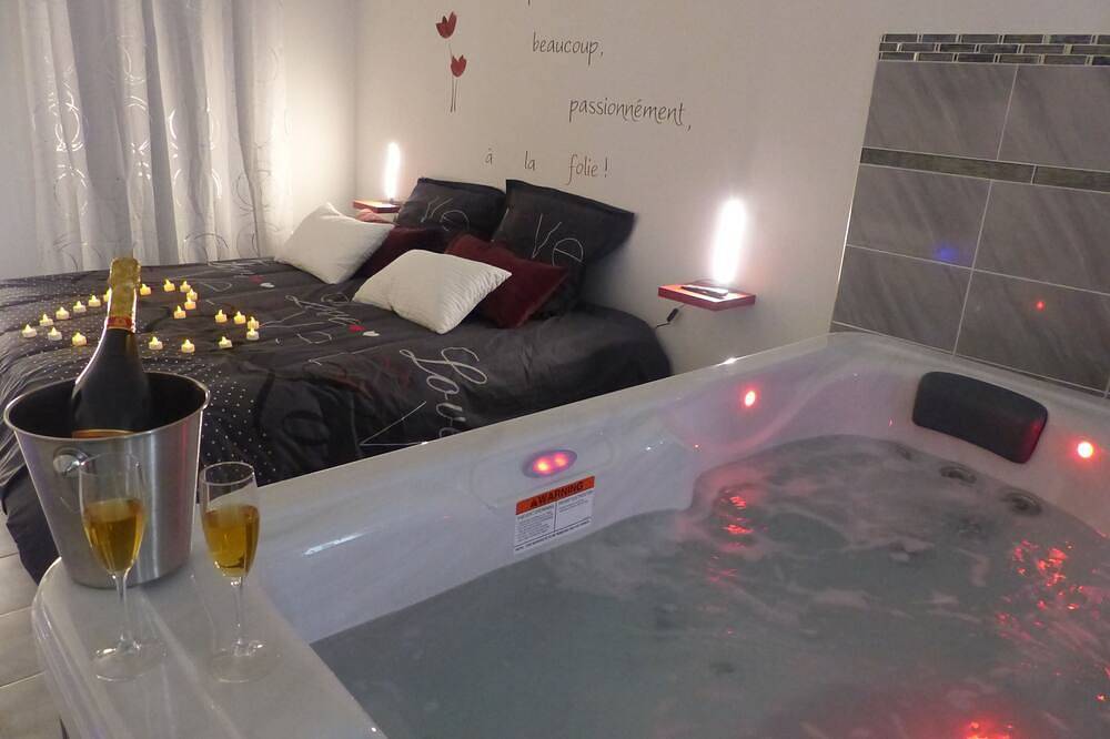 Entire apartment, Cozy apartment with private Jacuzzi for a romantic night in Auterive, Lauragais