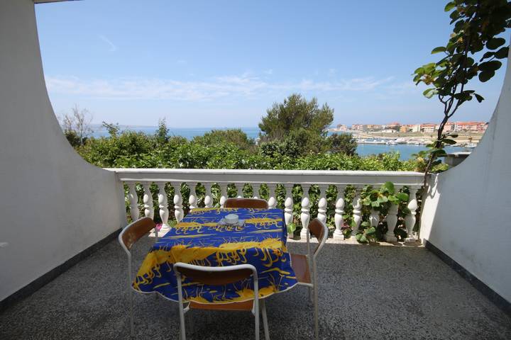 Ferienwohnung für 3 Personen, mit Balkon/Terrasse auf Pag