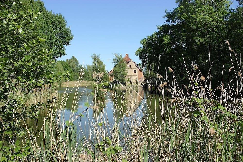 Rosenhaus (rechts) der Wasserburg Liepen in Gielow, Mecklenburgische Seenplatte