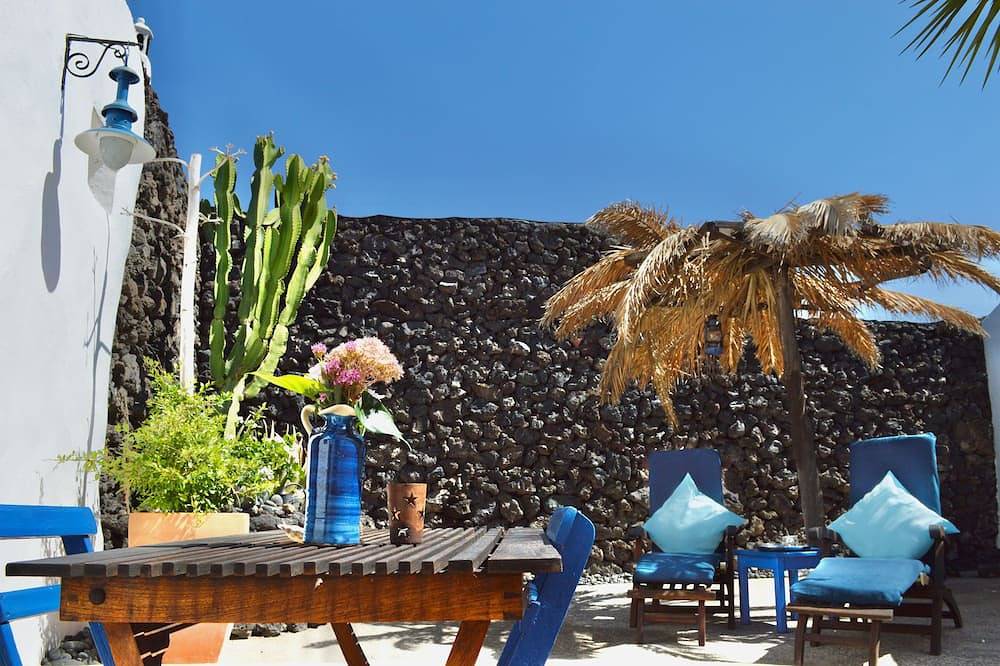 Apartamento entero, Stylish getaway with secluded Patio in lava Finca in Uga, Yaiza