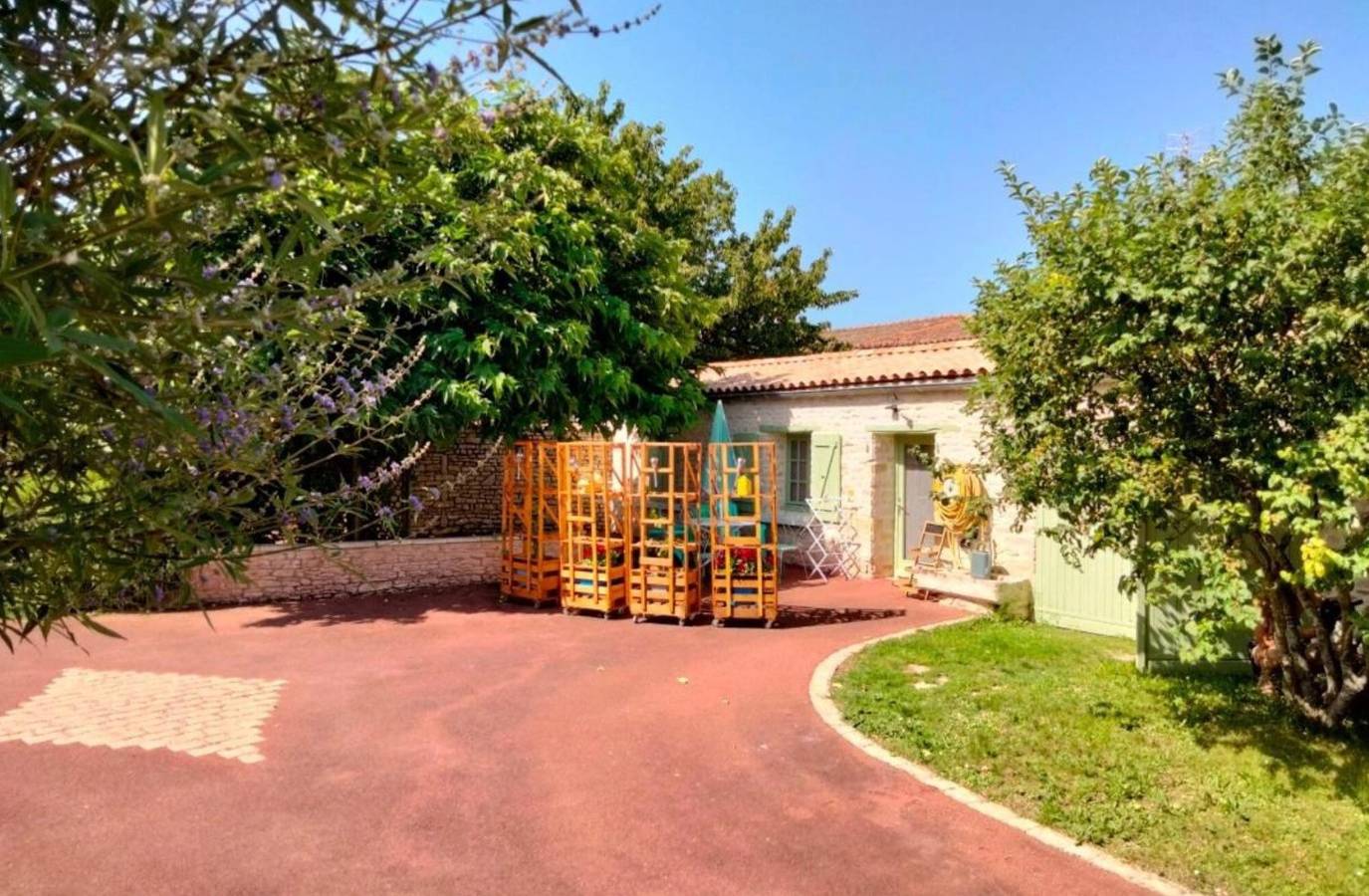 Gîte Le Romarin : piscine partagée, terrasse commune et Wi-Fi à Courçon in Courçon, Région de La Rochelle
