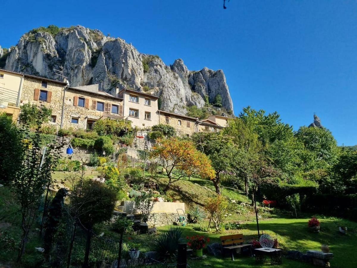 Appartement entier, Comfortable Village Apartment in Barbieres with access to large garden with beautiful views in Barbières, Vercors