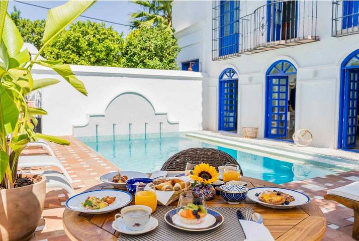 Alojamiento y desayuno para 3 personas, con Terraza y Jardín además de Piscina y Vistas en Marbella