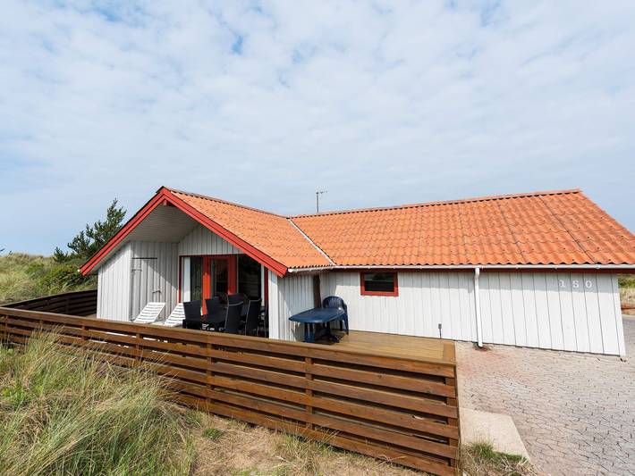 Ferieudlejning for 6 personer, med terrasse, børnevenlig i Bjerregård