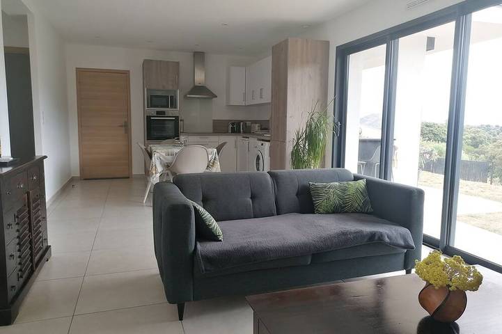 Location de vacances pour 3 personnes, avec jardin à Alata