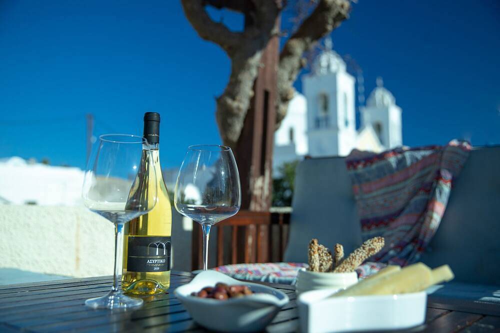 Traditional House fully-equipped with private yard, at the heart of the village. in Megalochori, Santorin