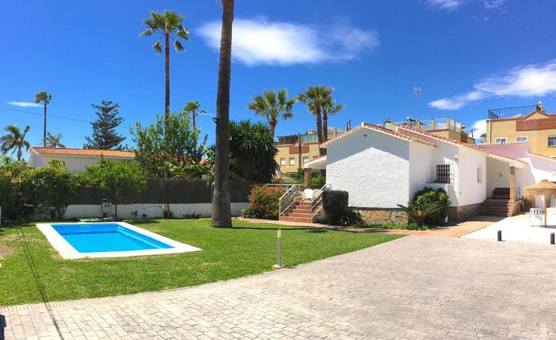 Casa rural para 9 personas, con piscina además de terraza y jardín en Rincón de la Victoria