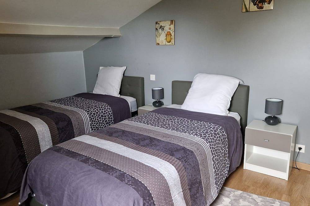 Gite La Baraque jusqu'à  6 personnes 12270 Najac  Occitanie France in Najac, Aveyron