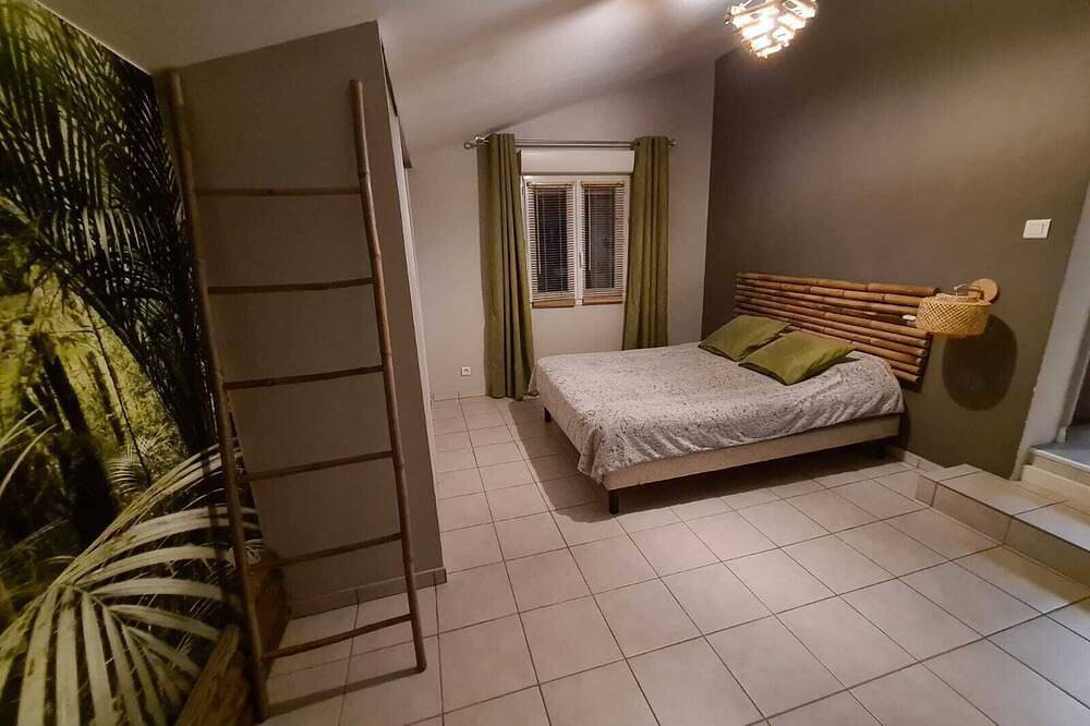 Country House With Private Swimming Pool in Sénas, Arles region