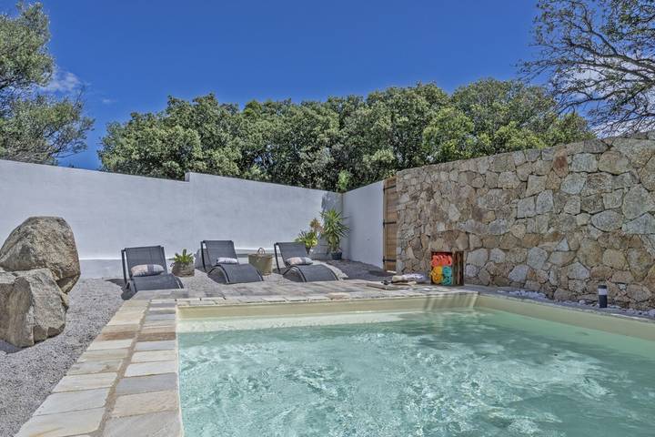 Location de vacances pour 6 personnes, avec Terrasse ainsi que Jardin et Piscine à Monticello