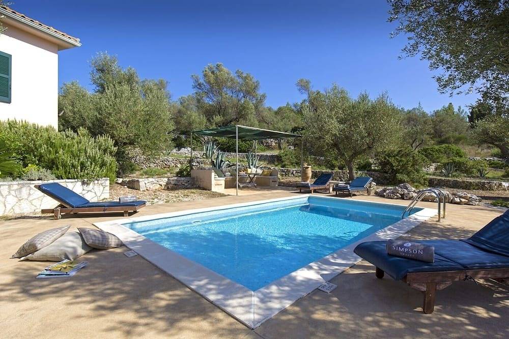 Bright Beachfront Villa with Direct Access near Vathy and Taverna in Griechenland