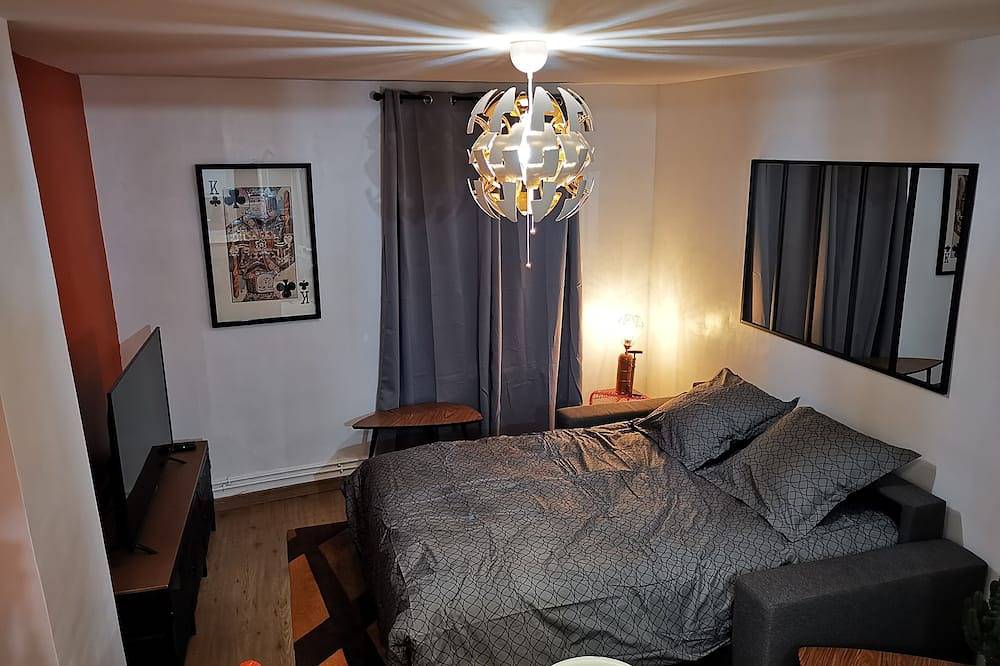 Entire apartment, 2 rooms apartment 18 minutes from the Palace of Versailles in Le Port-Marly, Yvelines