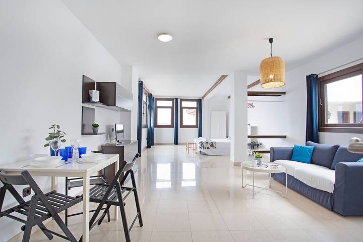 Hel studio-lejlighed, Vacation Studio 'Estudio Vista Mar 5' with Sea View, Shared Pool and Wi-Fi in Piedra Playa, La Oliva