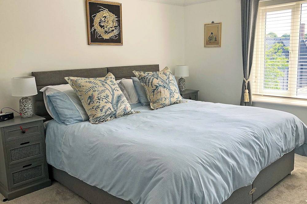 2 bedroom accommodation in Heswall, near Liverpool in Merseyside