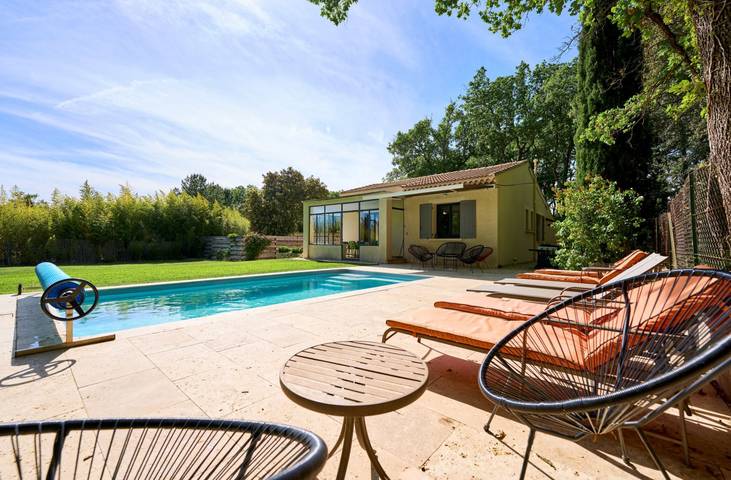 Gîte pour 8 personnes, avec terrasse ainsi que piscine et jardin