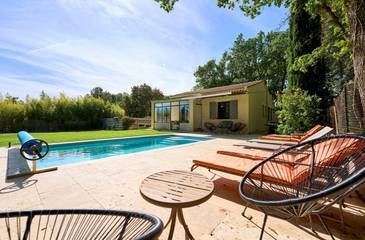 Gîte pour 8 personnes, avec piscine ainsi que terrasse et jardin à Velleron