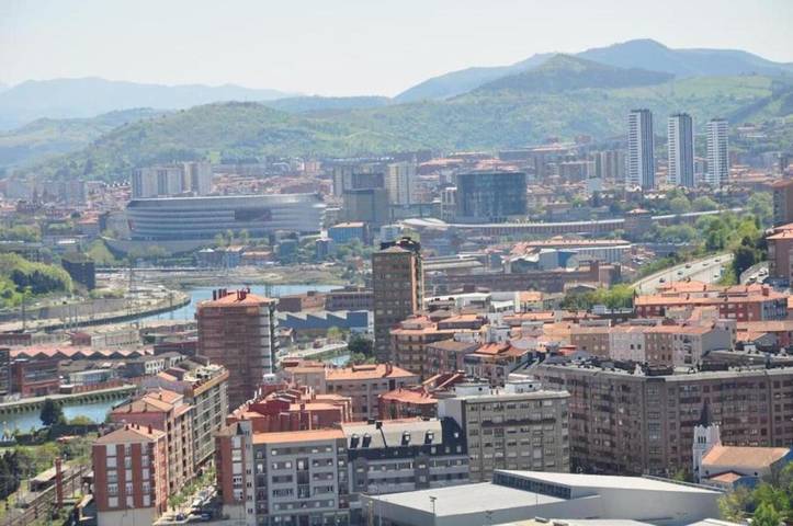 Apartamento para 4 personas, con Balcón además de Terraza y Vistas en Baracaldo