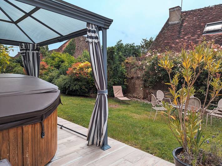 Charmantes Ferienhaus in Berry mit Jacuzzi und Terrasse in Le Blanc, Le Blanc und Umgebung