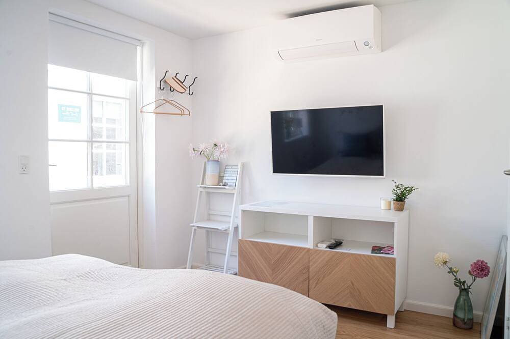Charming 1-bedroom villa with private sauna, beach and seaview in Hovedstaden