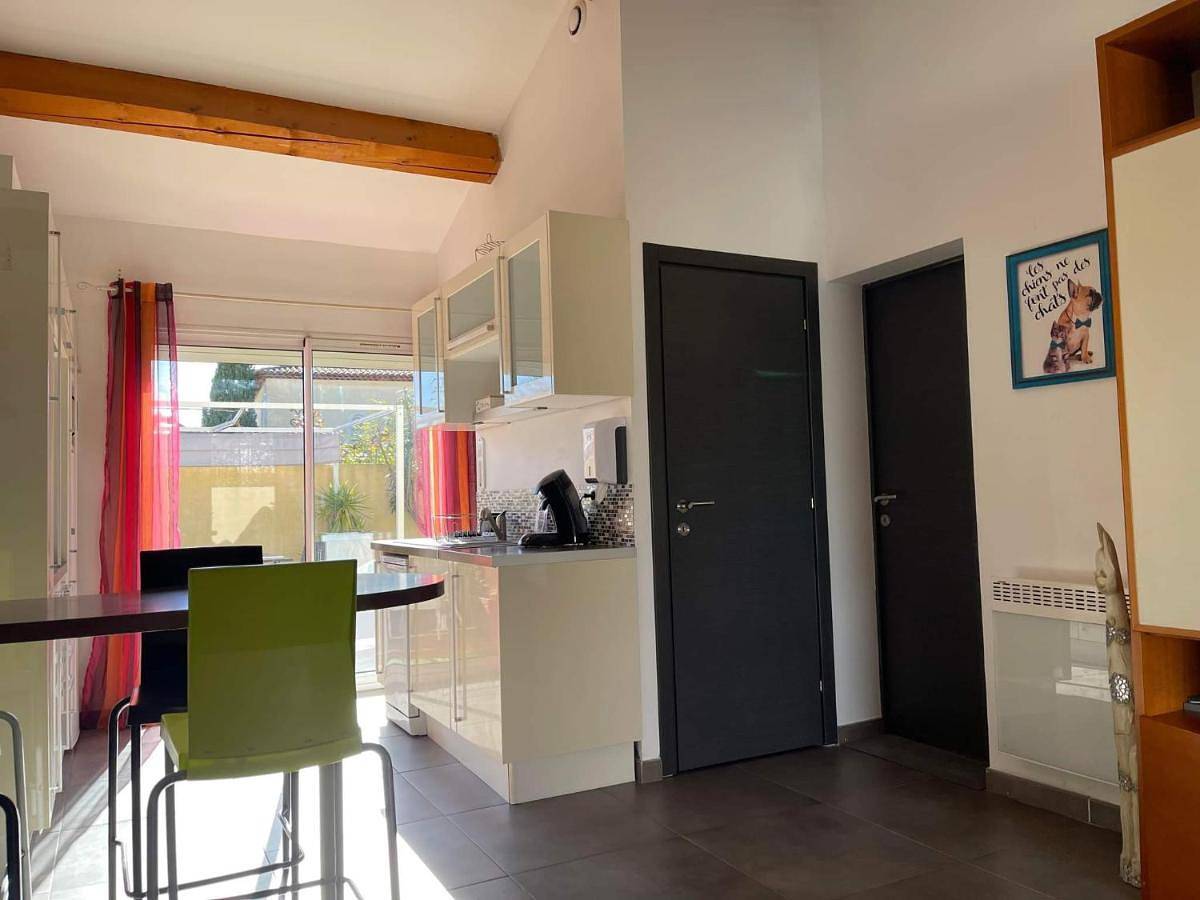 Appartement entier, One-Bedroom Apartment in La Crau, Côte méditerranéenne (France)