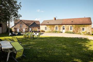 Gîte pour 25 personnes, avec jardin, animaux acceptés à Gennes-sur-Glaize