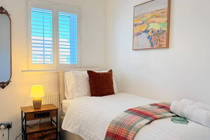 Maison 2 chambres à Luton, 4 couchages, jardin & 2 parkings privés in Luton, Chiltern Hills