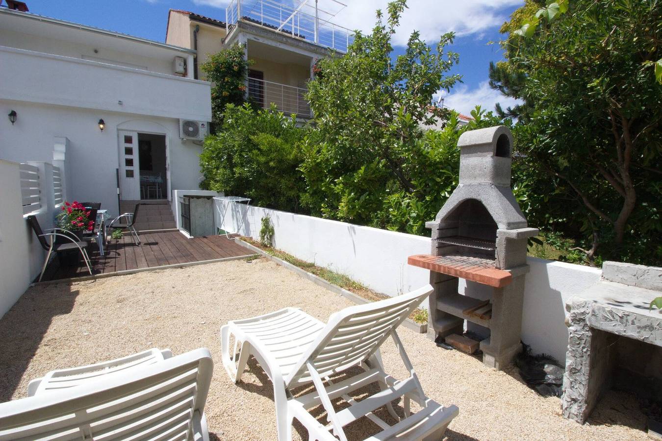Ganze Wohnung, Apartment Fantov Nr. 1 – mit Terrasse und Grill, 250 m vom Strand entfernt in Zarok, Baska