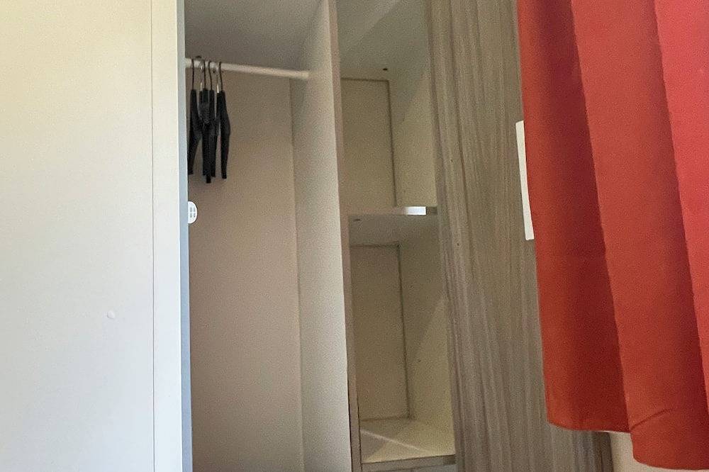 Camping sécurisé ,Mobil Home 3 Ch, grande Terrasse, à 20mn à pied de la Plage in Fréjus, Côte méditerranéenne (France)