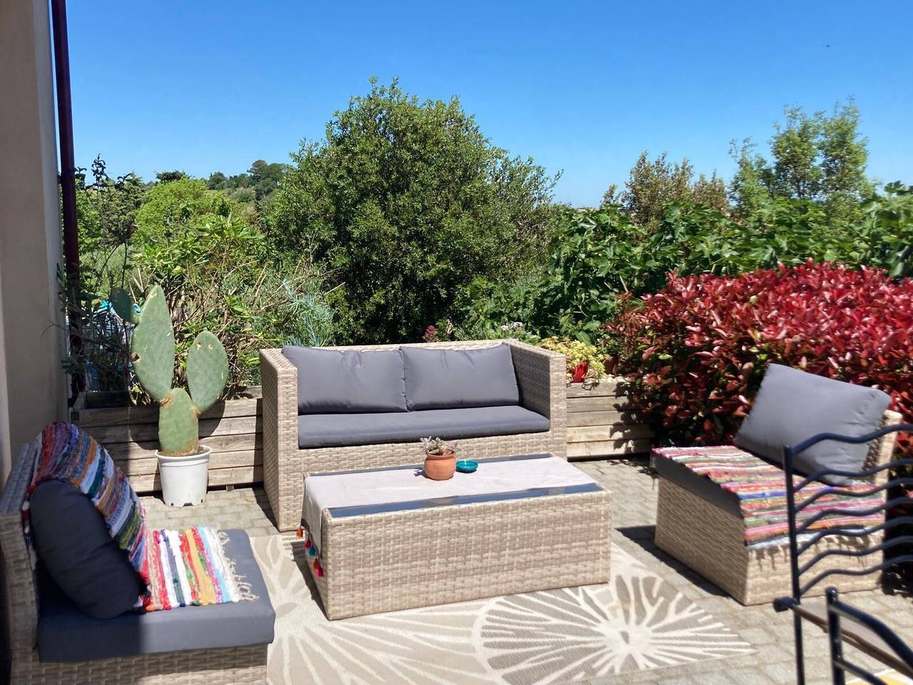 Gîte Piscine et Vue Imprenable avec Piscine Privée, Terrasse et Wi-Fi in Sainte-Camelle, Région de Carcassonne