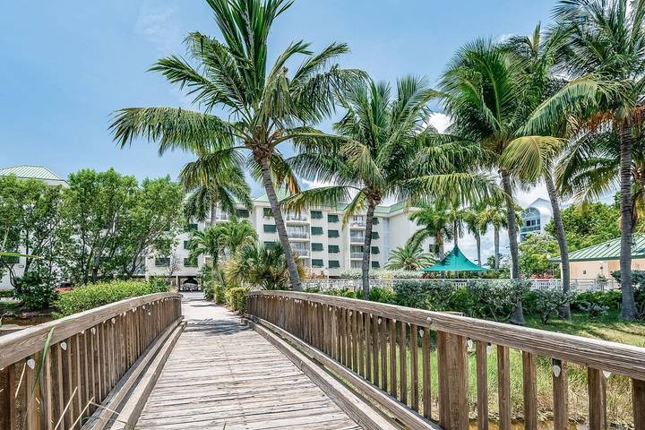Vacation apartment for 4 people, with balcony and pool as well as hot tub, with pets in Florida Keys