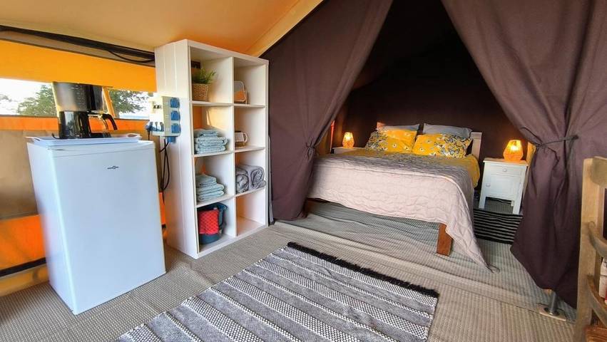 Tente pour 5 personnes, avec Terrasse et Jardin ainsi que Piscine et Vue dans le Puy-de-Dôme - 4