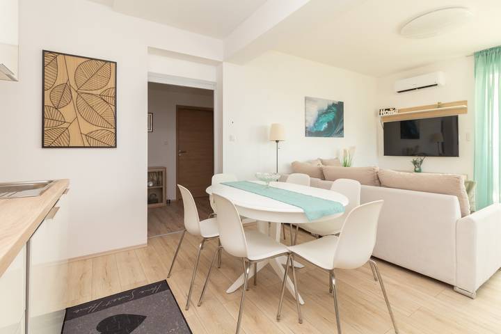 Ganze Wohnung, 2-Zimmer-Ferienwohnung mit Terrasse und Meerblick Sukosan, Zadar -a in Sukosan, Zadar