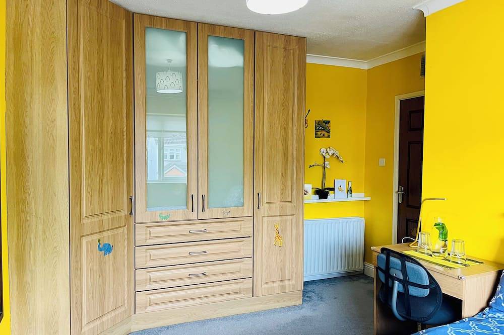 Cosy double room with king size bed in Kilnamanagh Dublin 24 in South Dublin, County Dublin