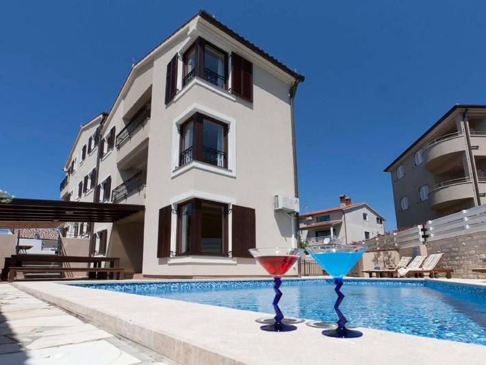 Ferienhaus für 26 Personen, mit Balkon und Terrasse sowie Garten und Pool in Premantura