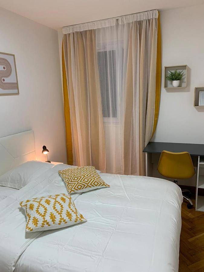 Chambre Privée Face arrêt de Tram proche métro 5 Pablo Picasso, Chambres individuelles , La cuisine , le Wc et la salle de bain sont en commun in Bobigny, Seine-Saint-Denis