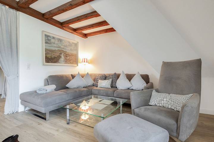 Ganze Wohnung, Die reetgedeckte, gepflegte Anlage liegt auf einem ca. 2000 m² großem Grundstück in Keitum, Sylt (Gemeinde)