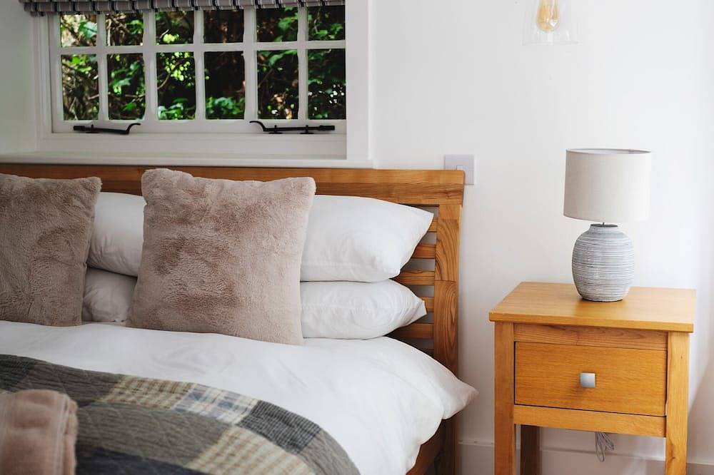 Beautiful Town Centre  Riverside  Cottage in Christchurch, Dorset