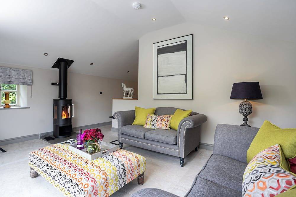 The Dog House -with hot tub and stunning far reaching views in Yorkshire Dales National Park