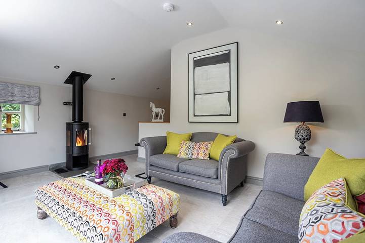 The Dog House -with hot tub and stunning far reaching views in Yorkshire Dales National Park