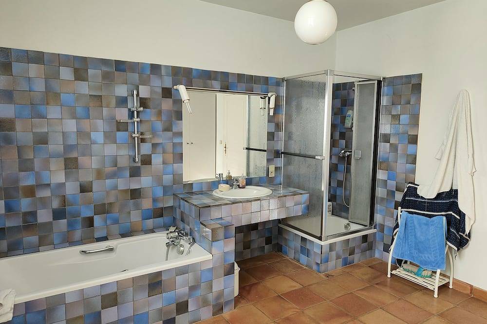 360 m² villa on 9.5 hectares of fenced land, swimming pool and pond in Agnac, Région de Marmande