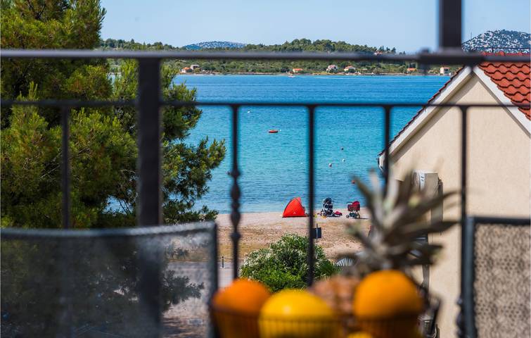 Ganze Ferienwohnung, Coastal Escape: Apartment mit Meerblick, WLAN, Parkplatz und Terrasse in Srima, Šibenik-Knin