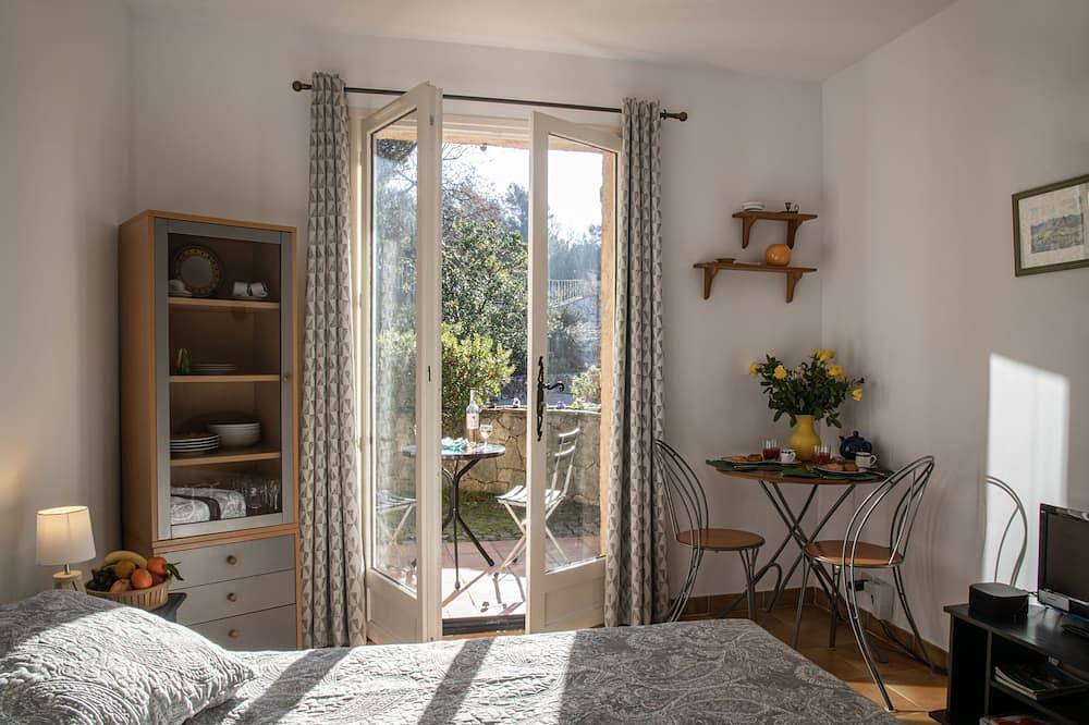 Apartamento entero, Encantador estudio en St Paul de Vence en villa, con terraza y jardín. in Saint-Paul-de-Vence, Region de Cannes