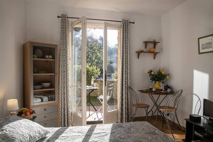 Ganze Wohnung, Charmantes Studio in St. Paul de Vence in einer Villa mit Terrasse und Garten in Saint-Paul-de-Vence, Mittelmeerküste (Frankreich)