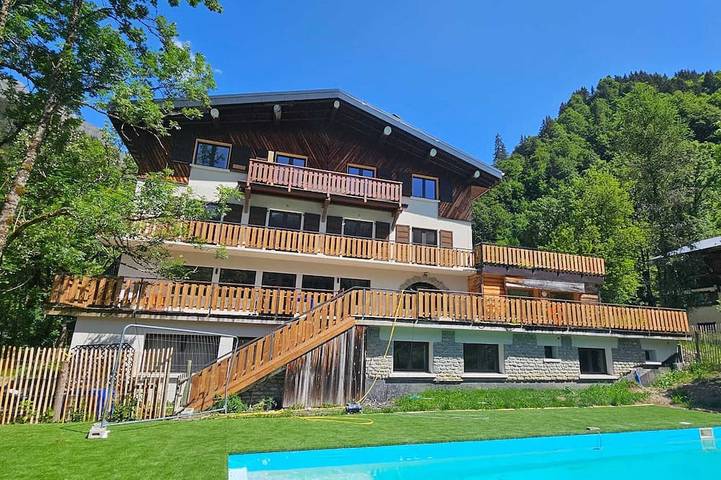 Appartement de vacances pour 14 personnes, avec Terrasse ainsi que Jardin et Piscine