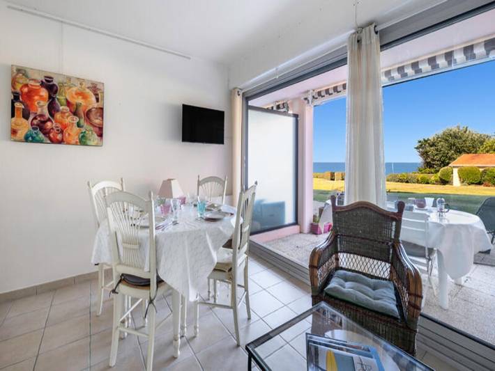 Gîte pour 4 personnes, avec terrasse, adapté aux familles dans Plage de La Birochère - 2