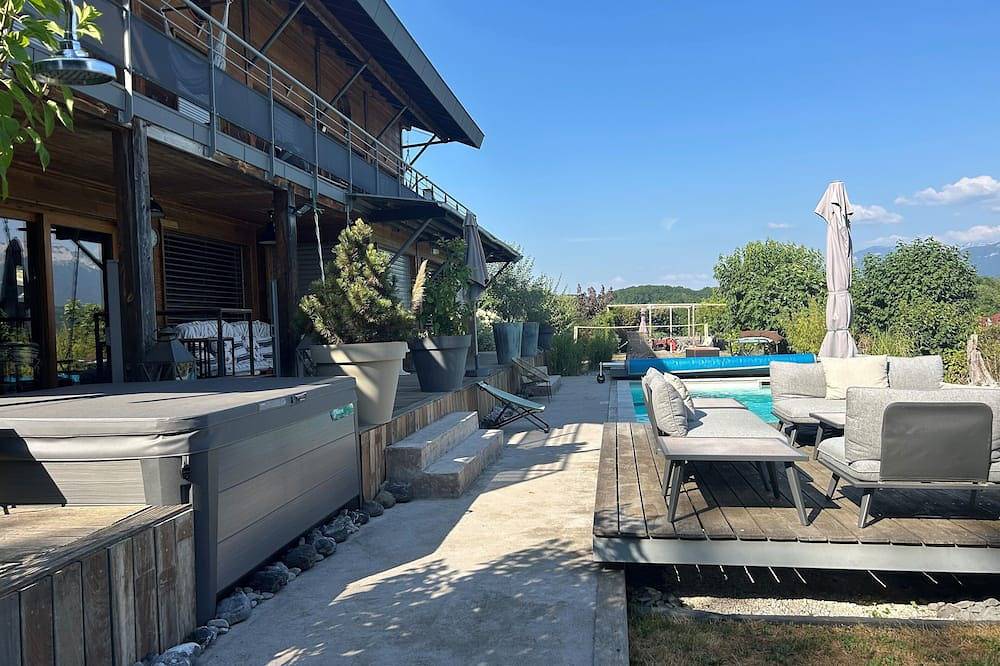 Villa contemporánea de madera, vista abierta al lago de Annecy y sus montañas. in Pringy, Región de Annecy