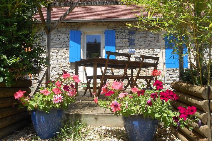 Gîte pour 4 personnes, avec Terrasse ainsi que Jardin et Piscine