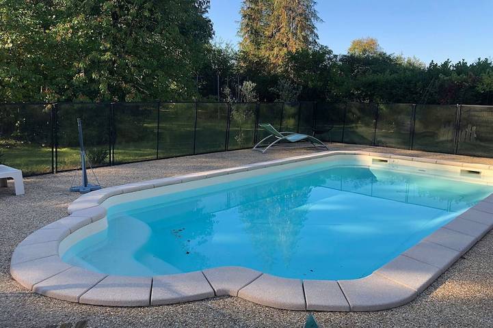 Gîte pour 4 personnes, avec piscine et terrasse à Dureil
