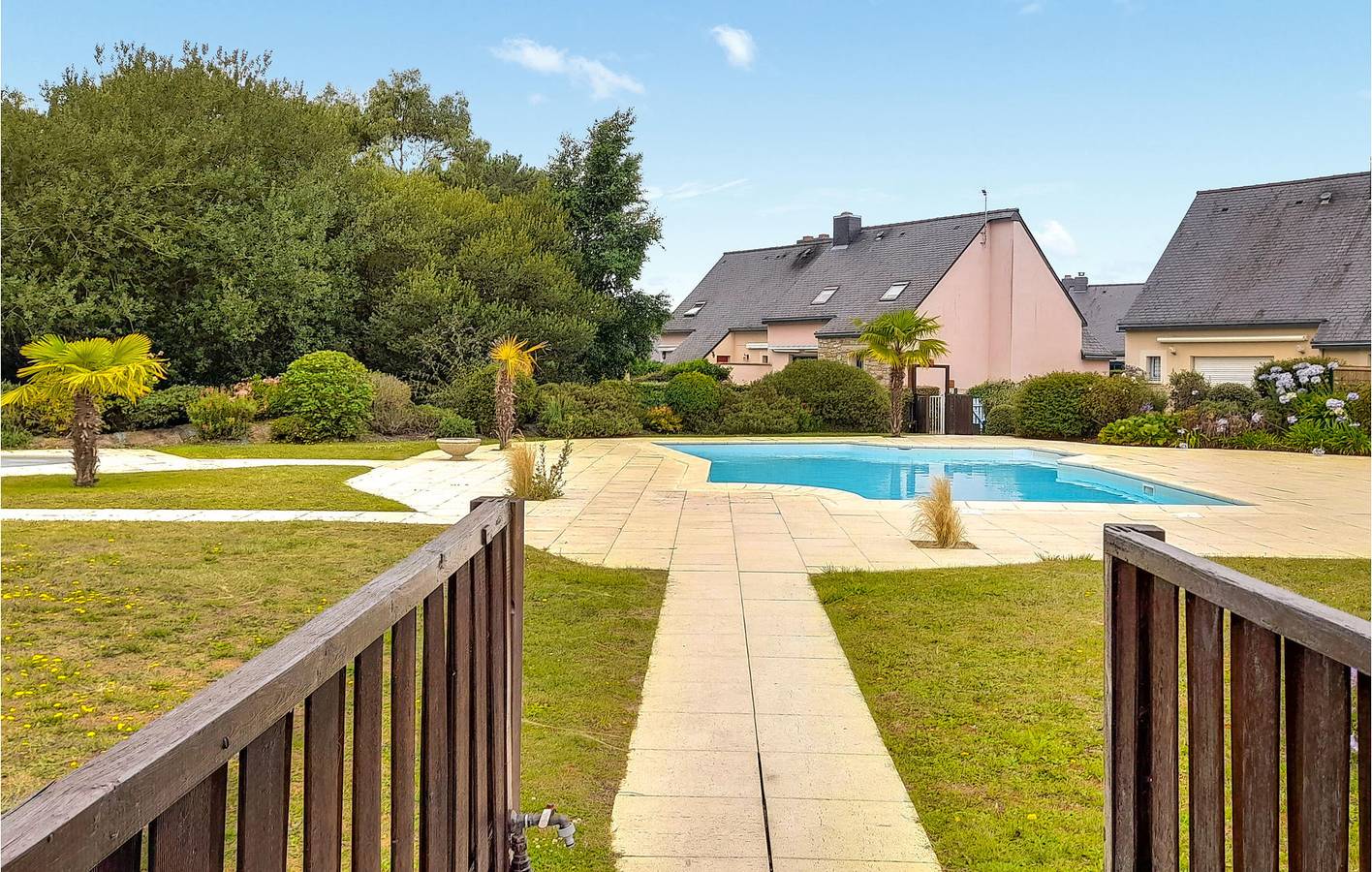 Strandnahe Unterkunft: 110 qm mit Parkplatz, TV, Pool und Garten in Erquy, Côte d’Émeraude