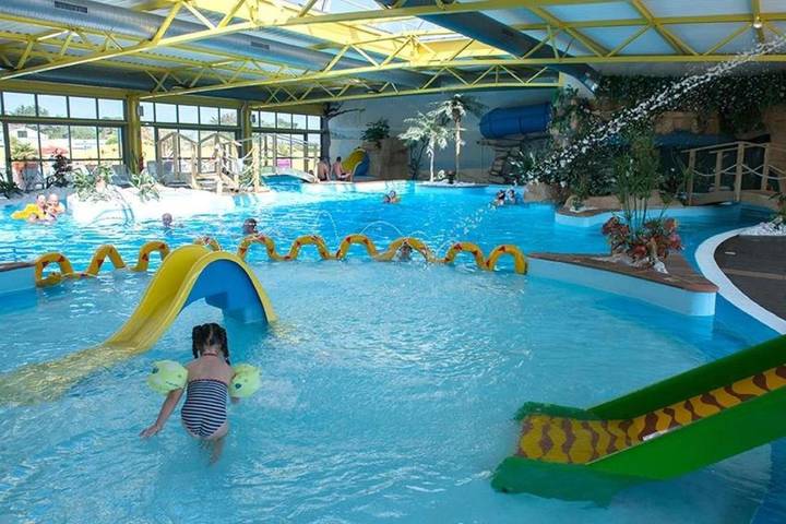 Camping pour 4 personnes, avec Jacuzzi ainsi que Piscine et Sauna